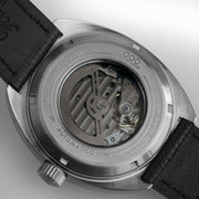 Orologio automatico con fondello in acciaio e meccanismo a vista sotto vetro.