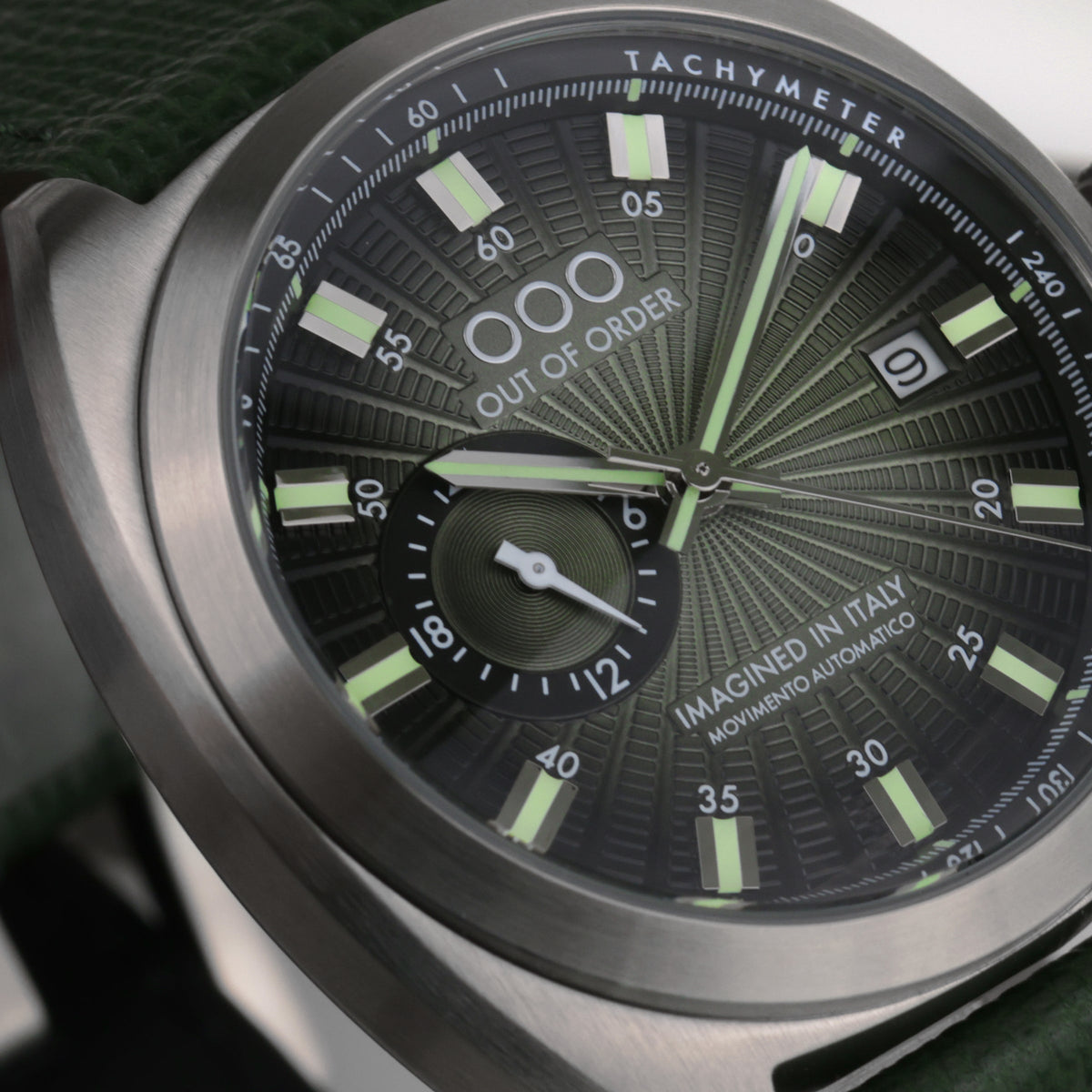 Orologio automatico: dettaglio quadrante con raggi, accenti verdi, indici e datario.