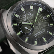 Orologio automatico: dettaglio quadrante con raggi, accenti verdi, indici e datario.