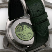 Retro dell’orologio automatico con fondello in acciaio e movimento verde, cinturino in pelle.