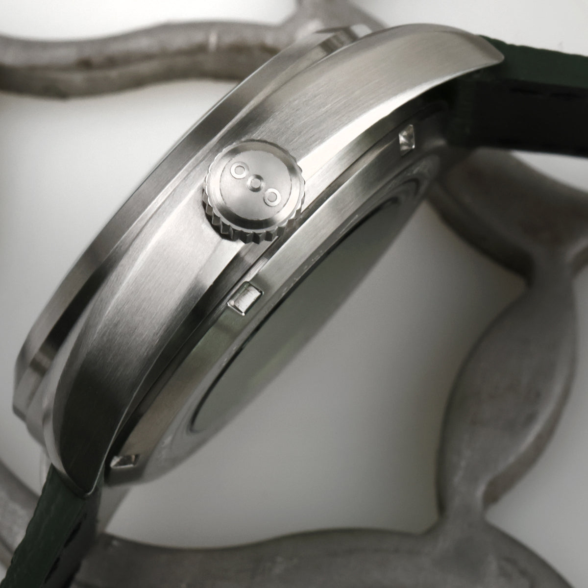 Cassa in acciaio e corona dell’orologio automatico, con cinturino in pelle verde.