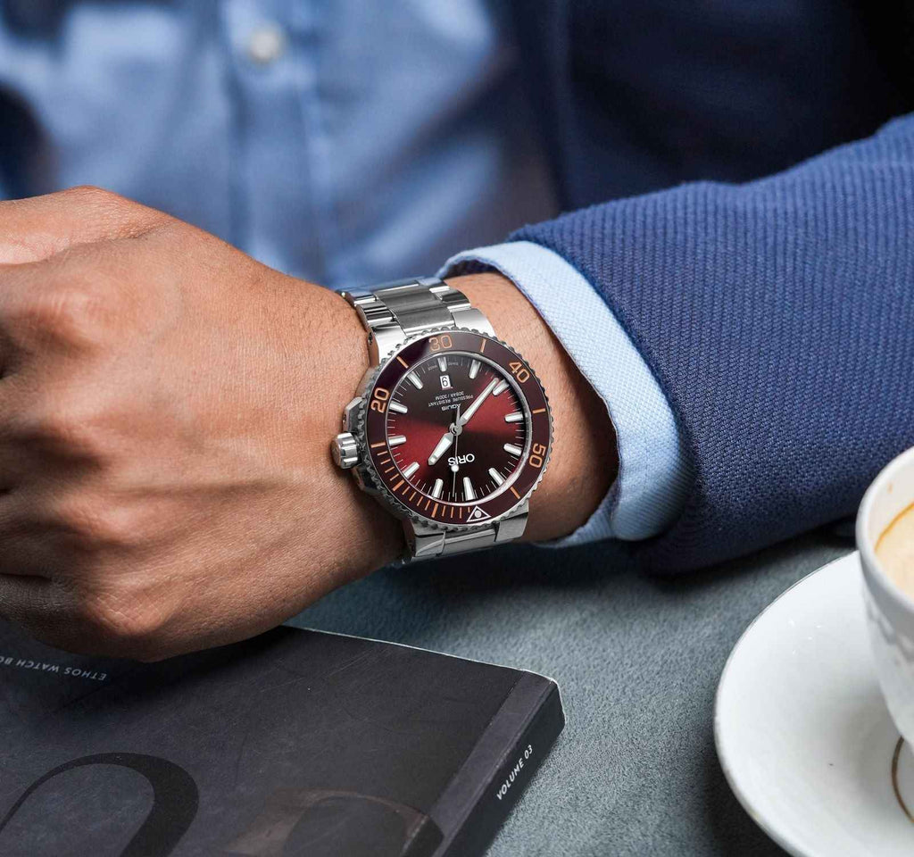 Orologio subacqueo quadrante marrone, bracciale acciaio e lunetta rossa