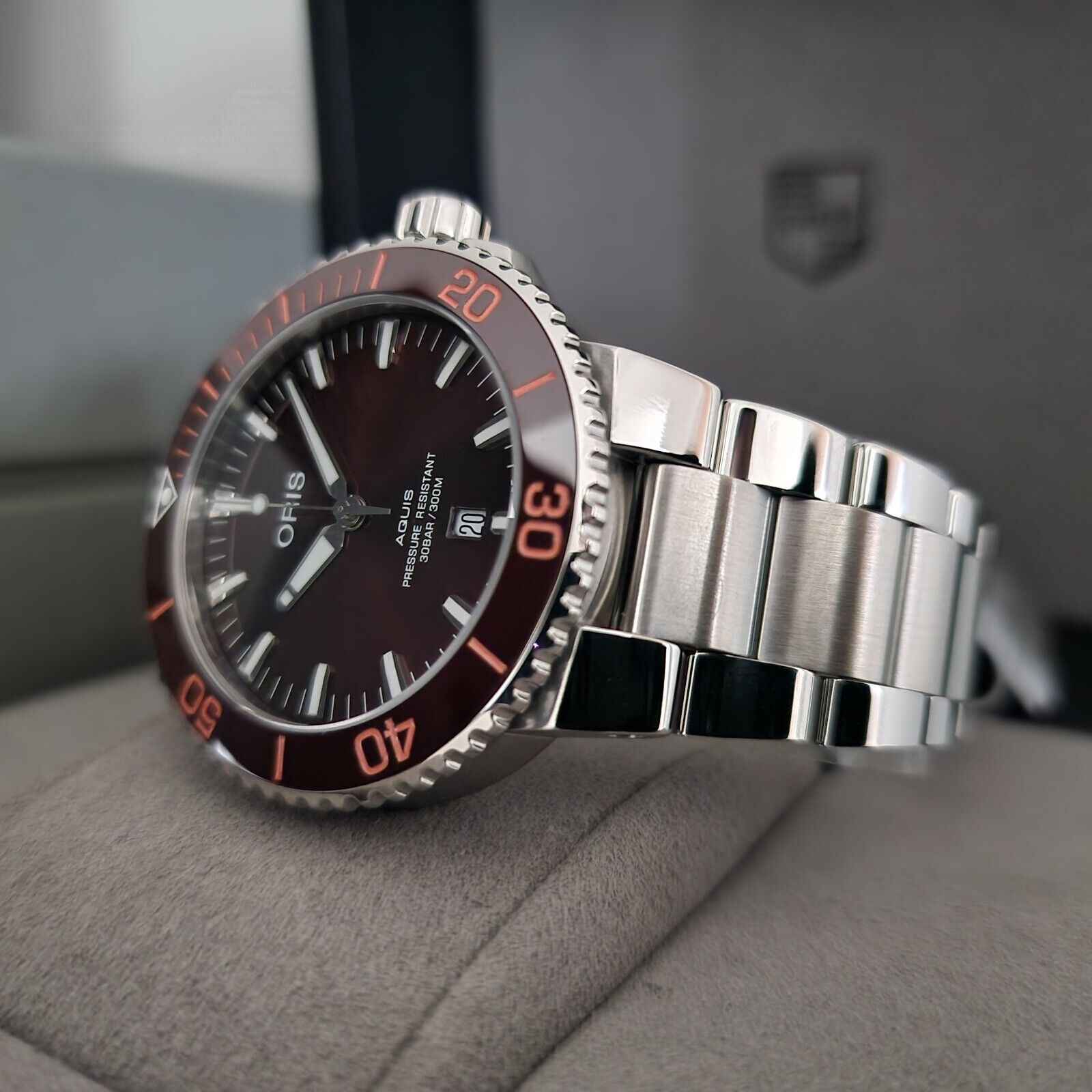 Orologio subacqueo con quadrante marrone e bracciale acciaio, lunetta con numeri rossi