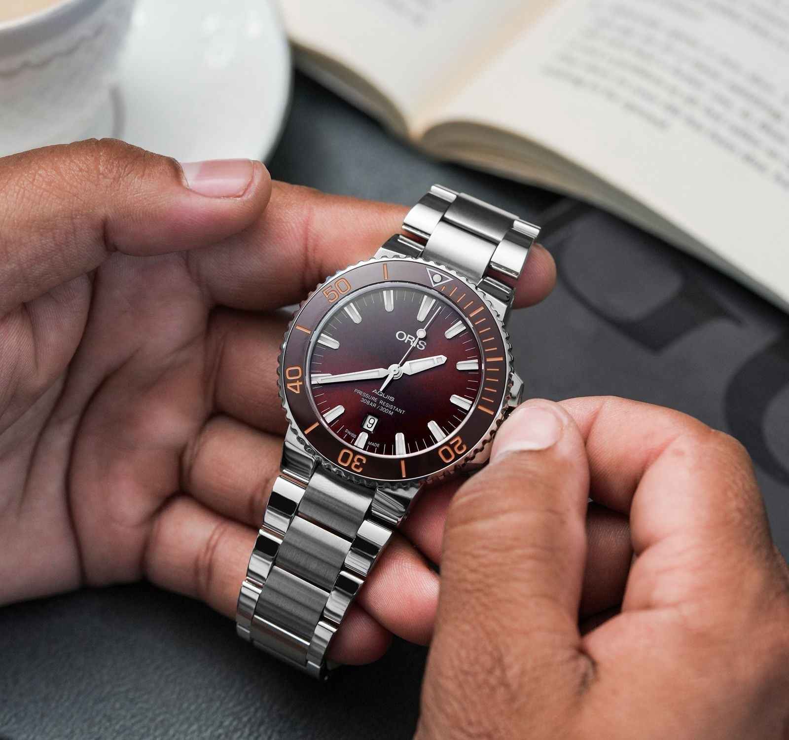 Orologio subacqueo quadrante marrone con finestra data, bracciale in acciaio