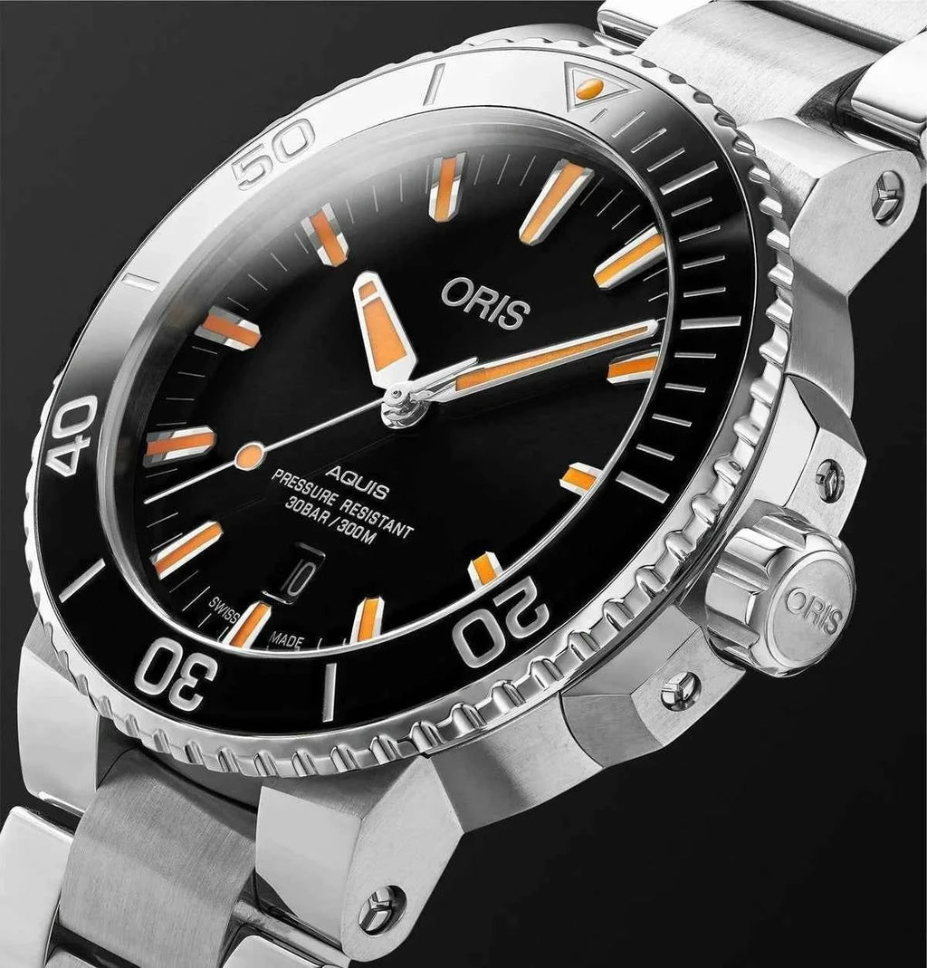 Orologio Oris Aquis con lunetta sub, quadrante nero e lancette arancioni