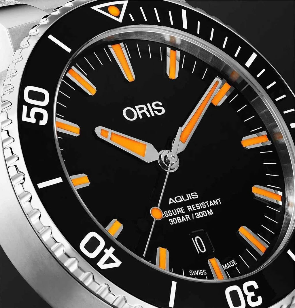 Orologio Oris Aquis, quadrante nero con Aqua, 300 m e indici arancioni