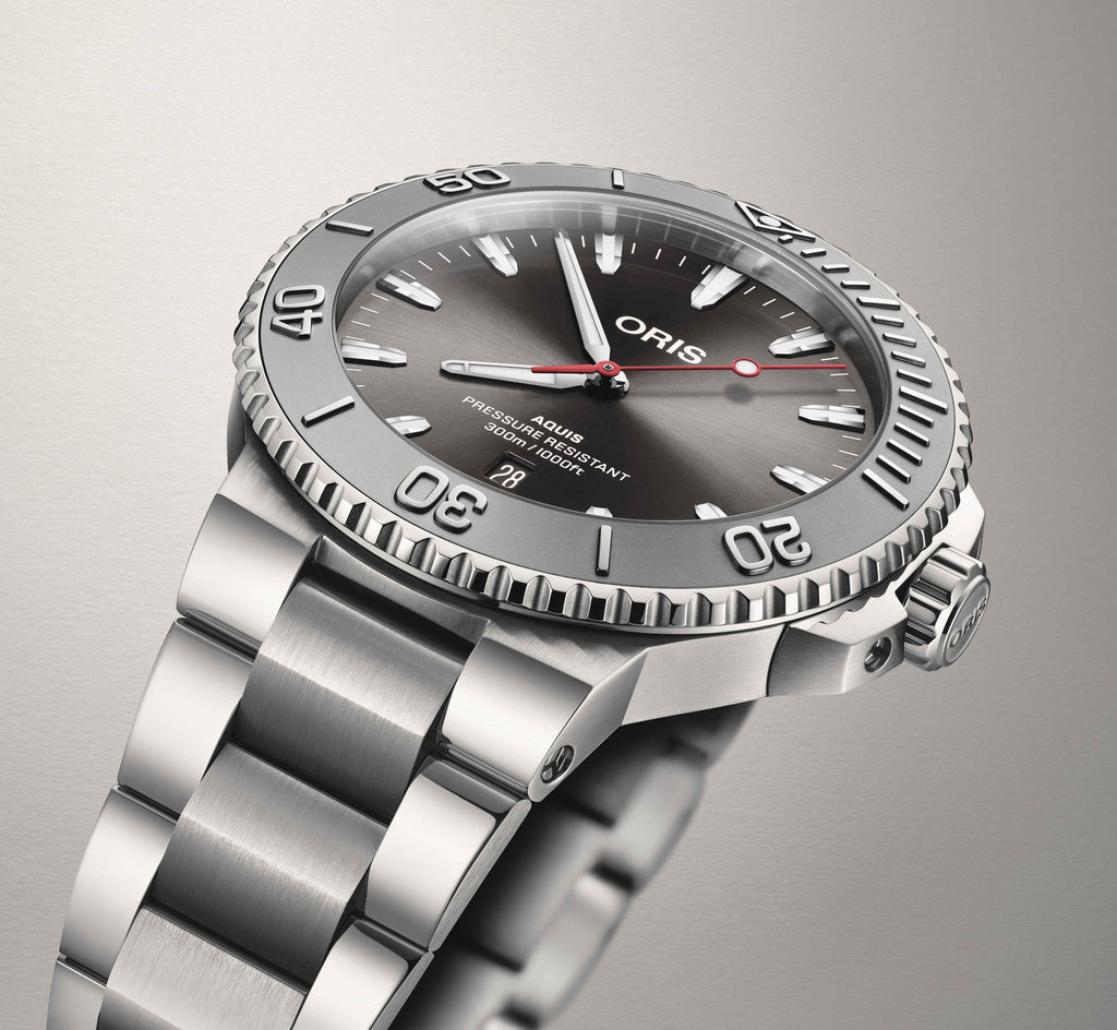 Orologio subacqueo Oris con quadrante grigio, cassa e bracciale in acciaio, ghiera 300 m