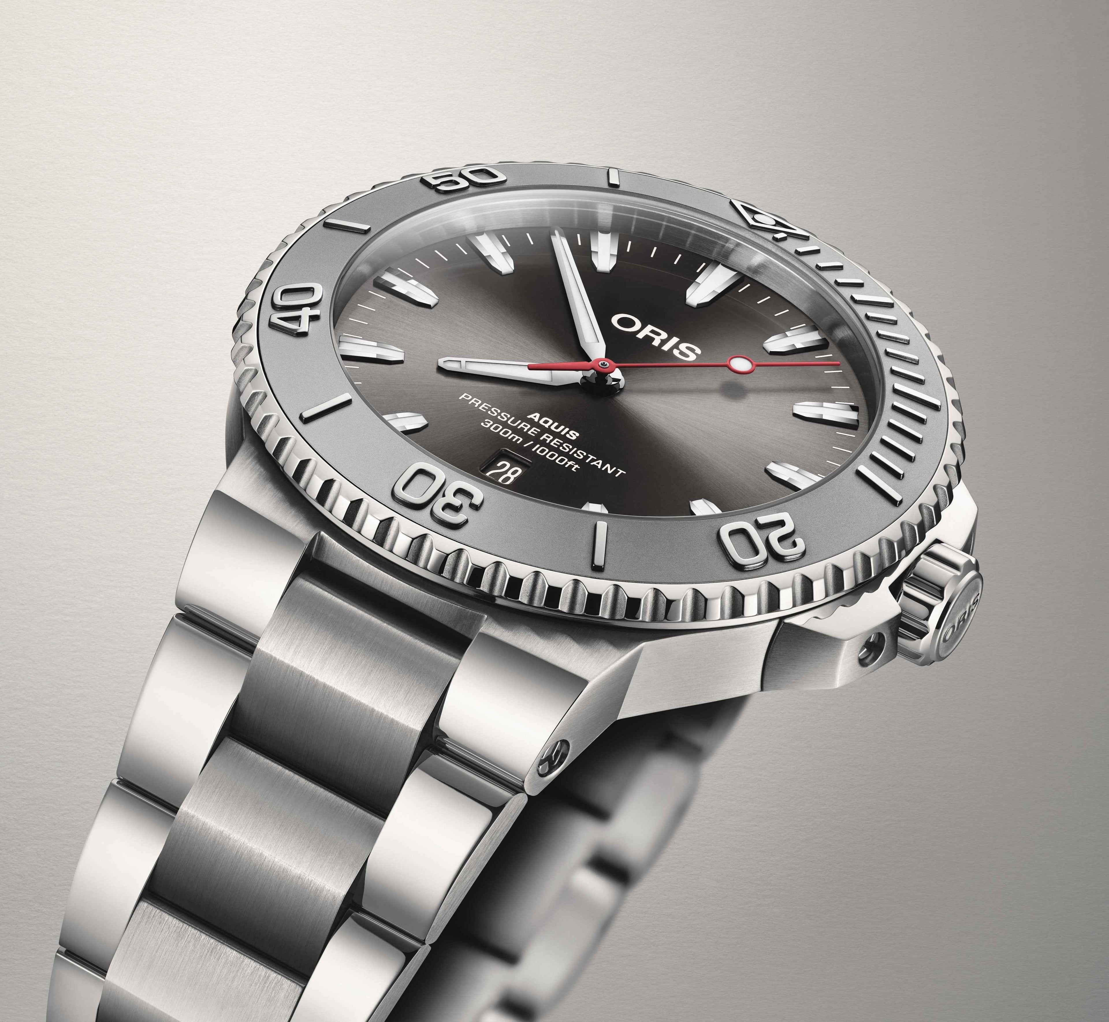 Orologio subacqueo Oris con quadrante grigio, cassa e bracciale in acciaio, ghiera 300 m