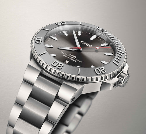Orologio subacqueo Oris con quadrante grigio, cassa e bracciale in acciaio, ghiera 300 m