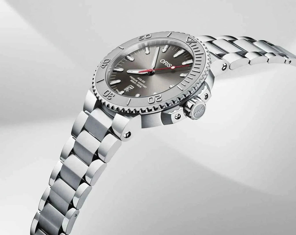 Orologio subacqueo con quadrante grigio e bracciale in acciaio, cassa con corona e pulsanti
