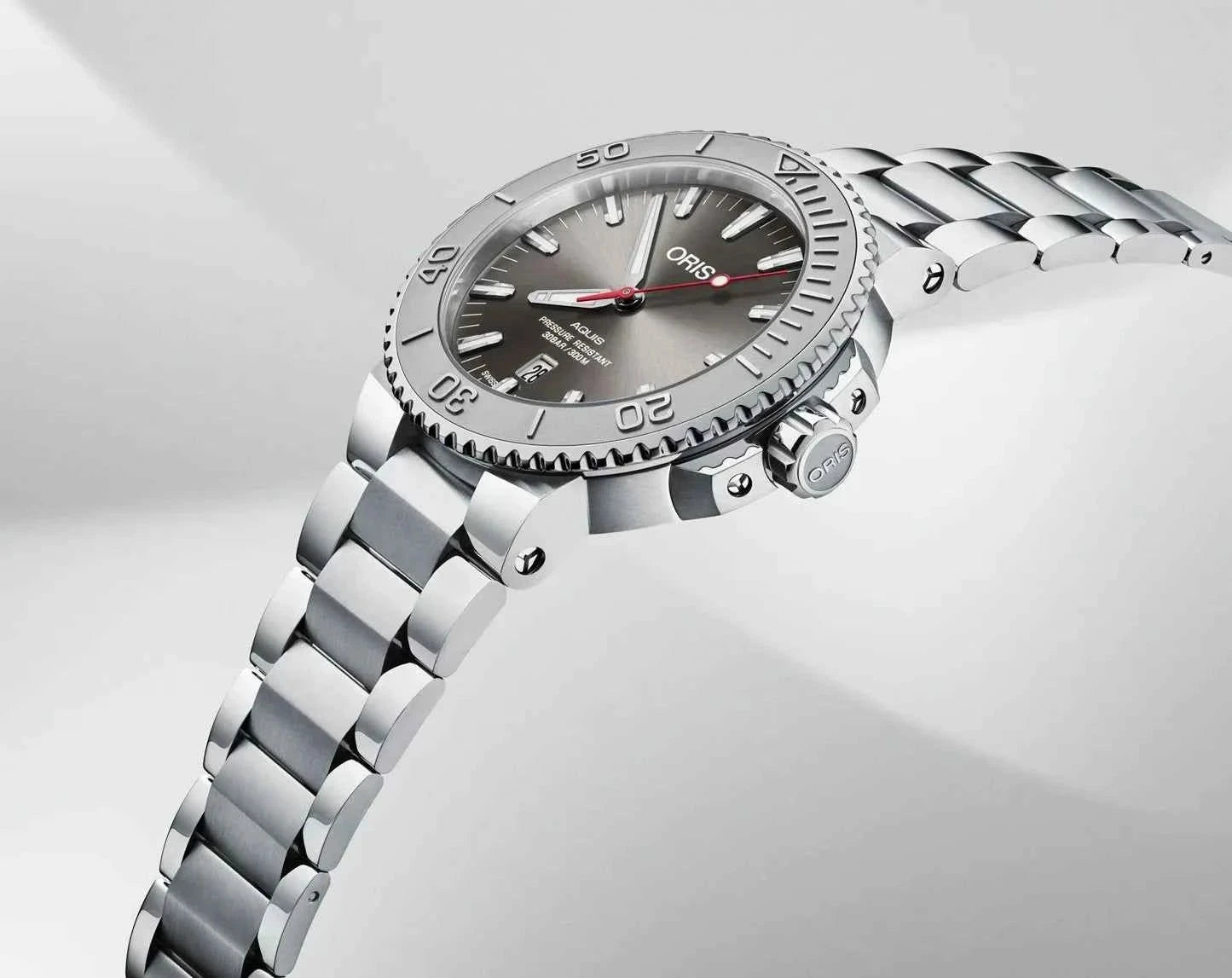 Orologio subacqueo con quadrante grigio e bracciale in acciaio, cassa con corona e pulsanti