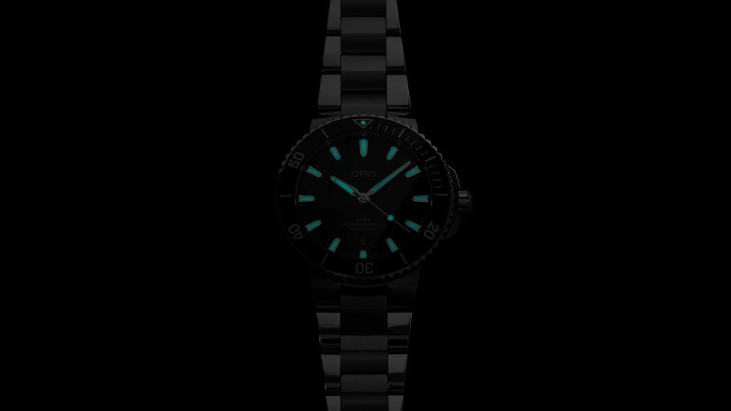 Orologio Oris Aquis con quadrante nero e indici luminescenti, bracciale in acciaio