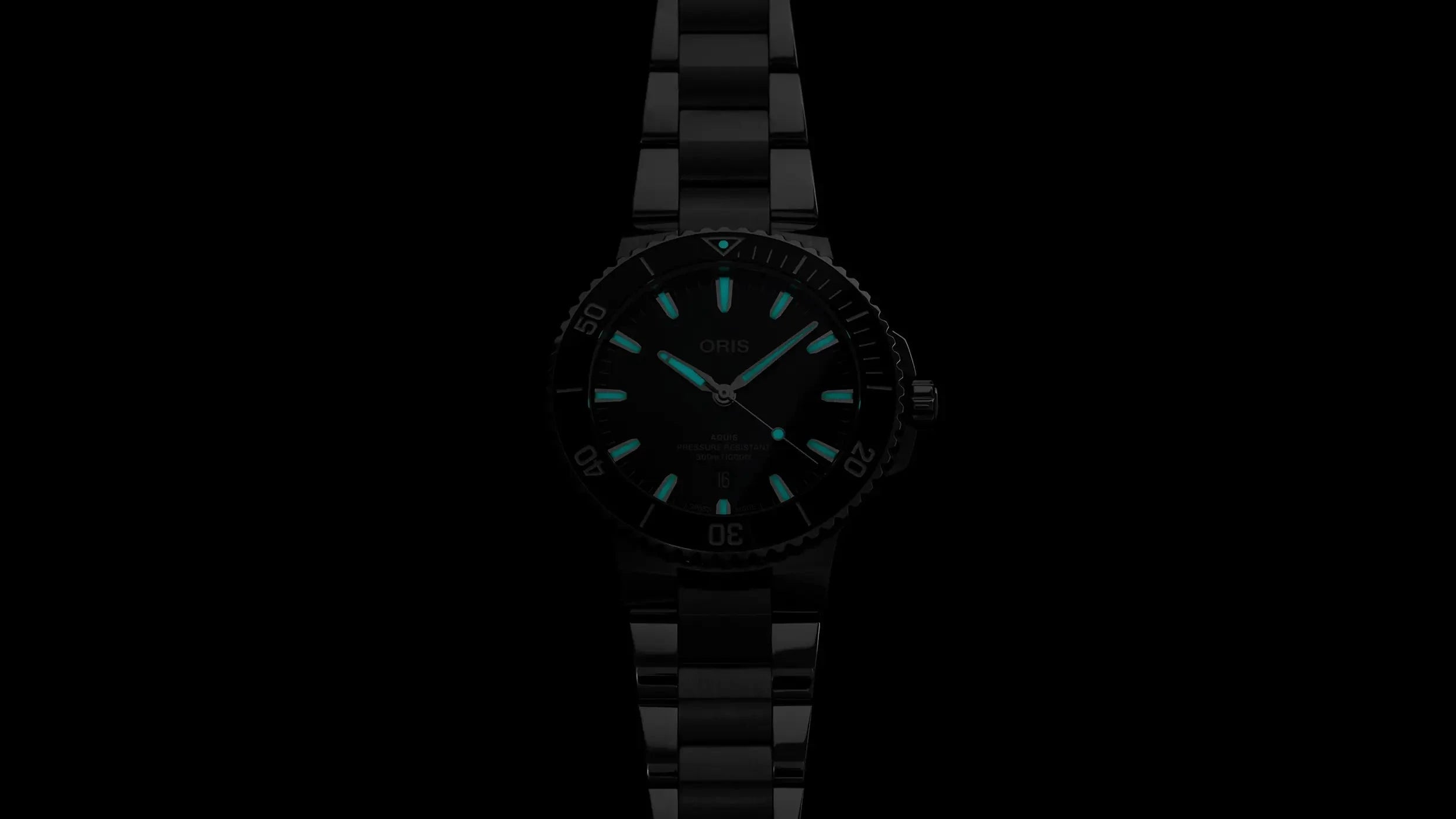 Orologio Oris Aquis con quadrante nero e indici luminescenti, bracciale in acciaio