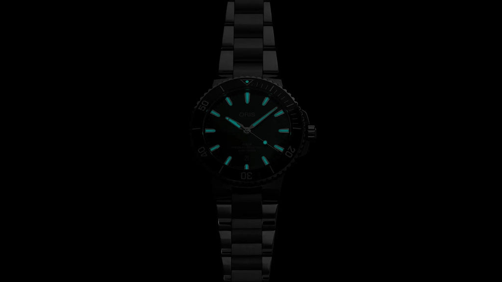 Orologio con quadrante verde luminescente e bracciale in acciaio