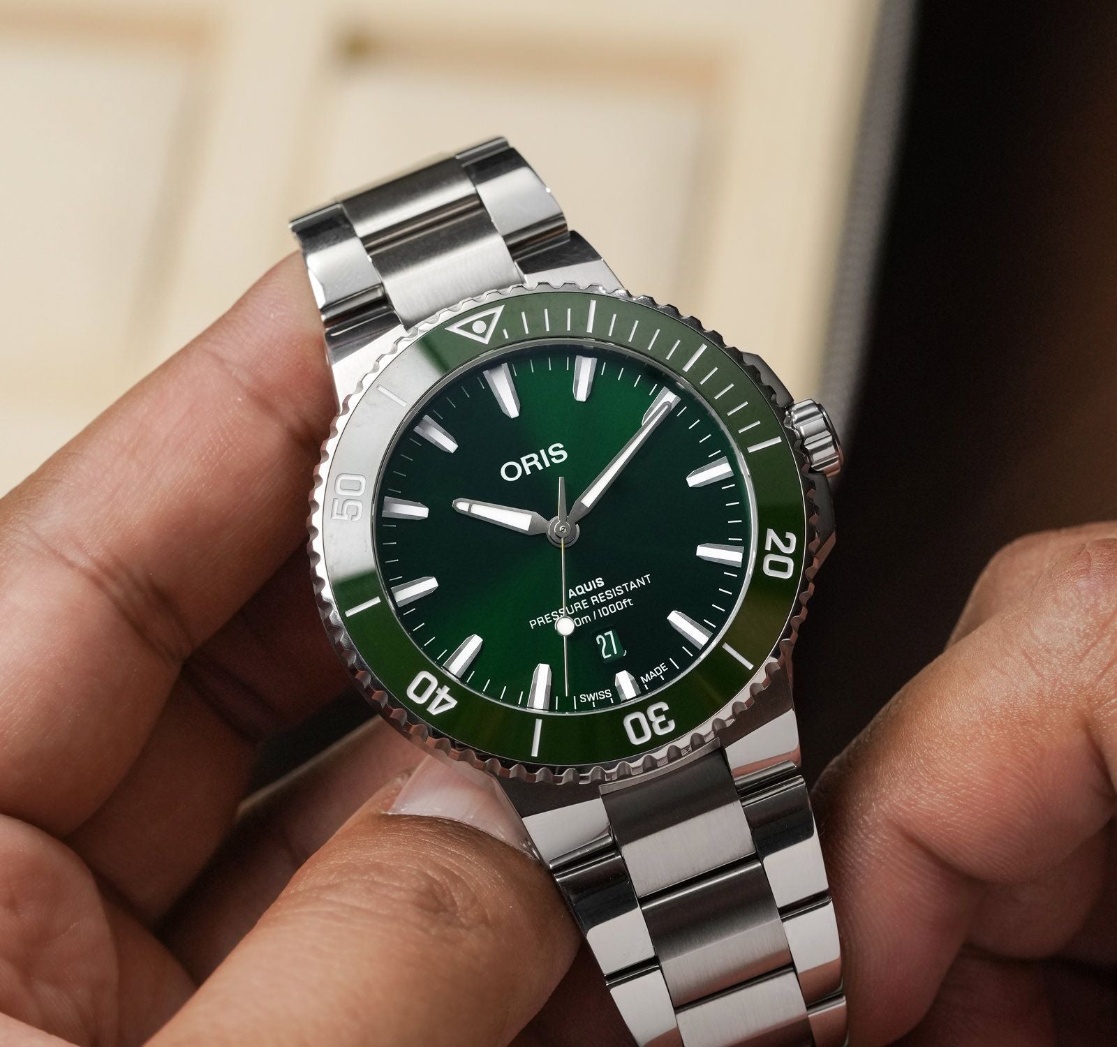 Orologio subacqueo con quadrante verde, indicazione data e bracciale in acciaio