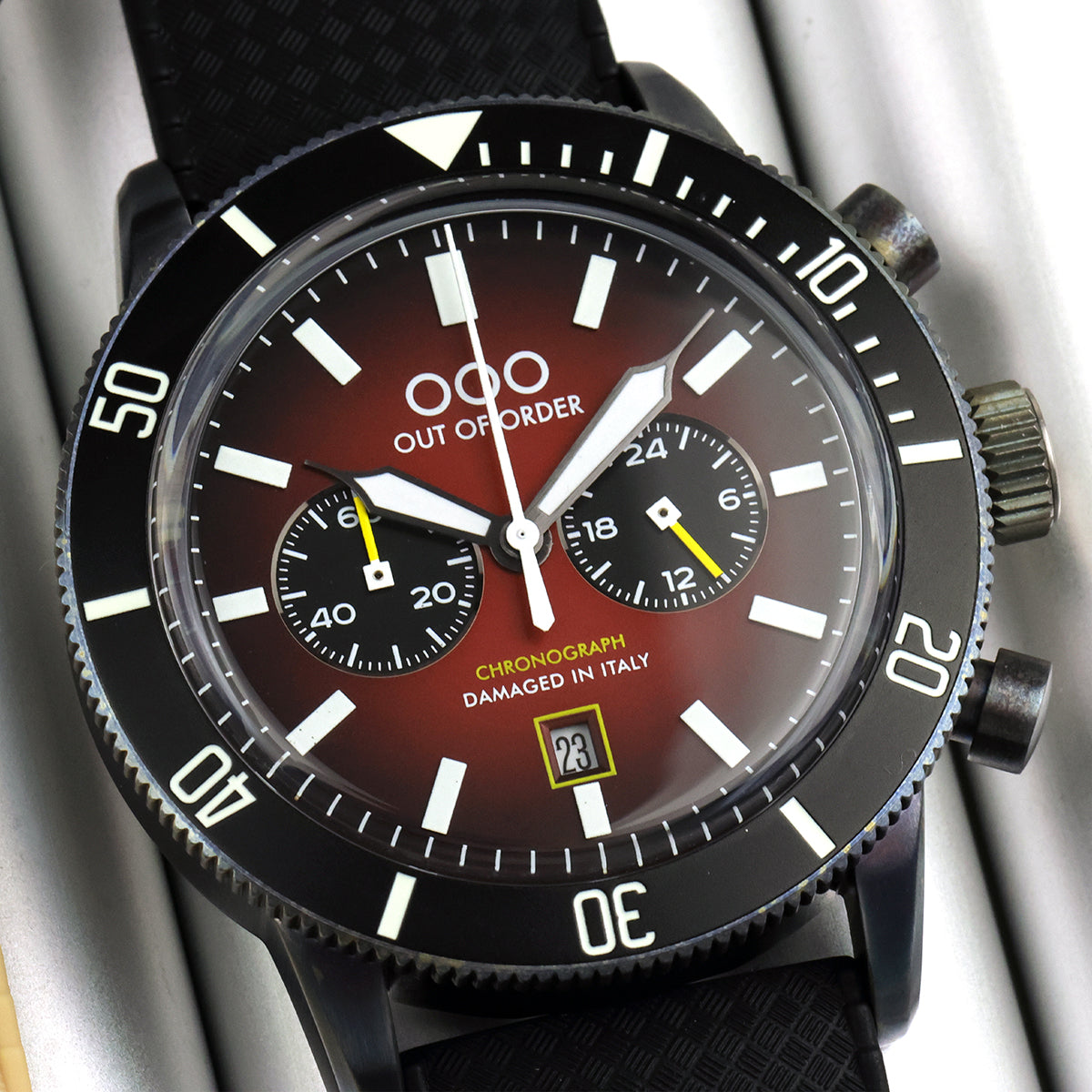 Orologio con quadrante rosso e tre contatori, indici bianchi, ghiera nera e cinturino nero