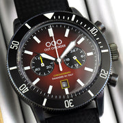 Orologio con quadrante rosso e tre contatori, indici bianchi, ghiera nera e cinturino nero