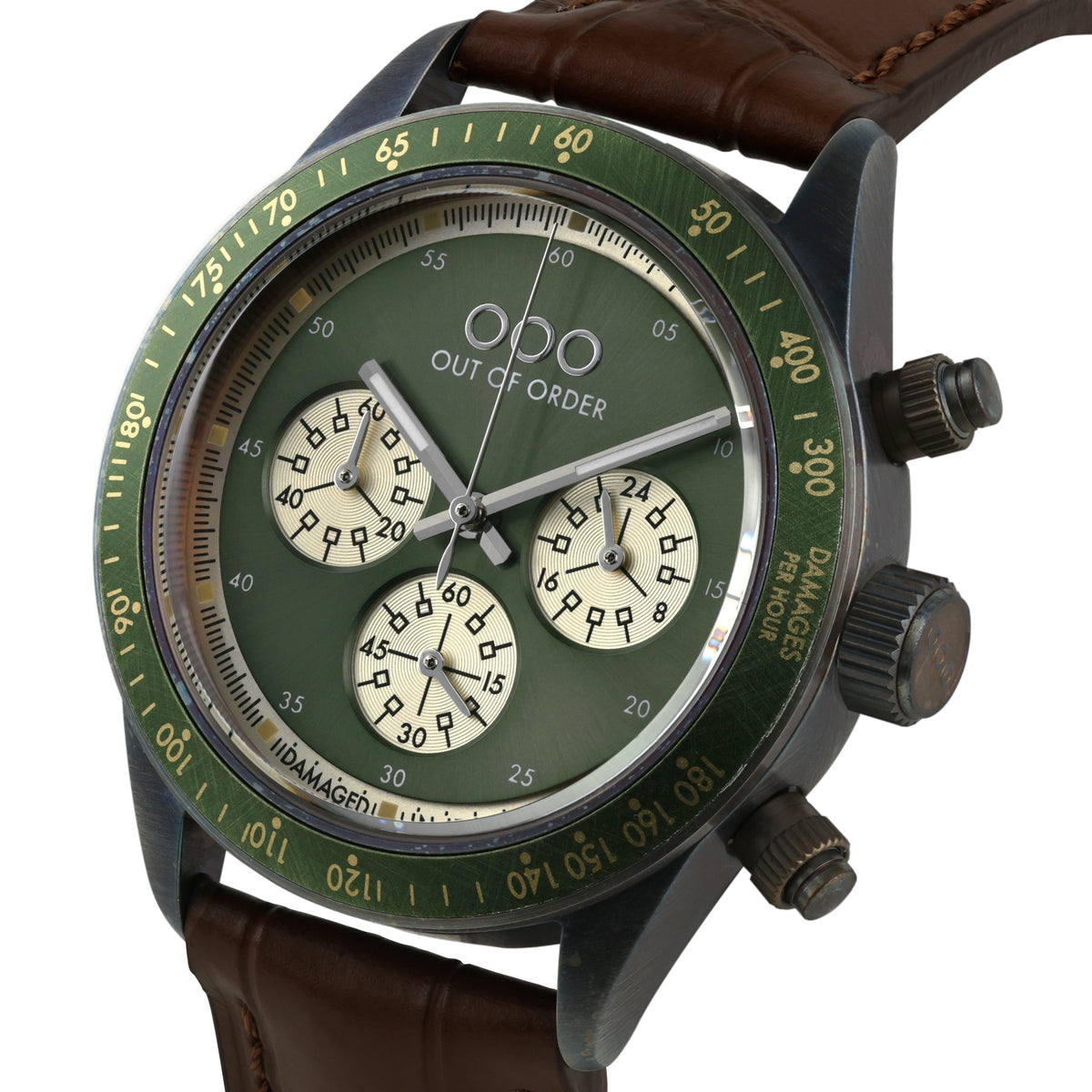Orologio cronografo con ghiera verde e quadrante verde, cinturino in pelle marrone.