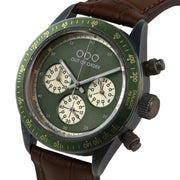 Orologio cronografo con ghiera verde e quadrante verde, cinturino in pelle marrone.