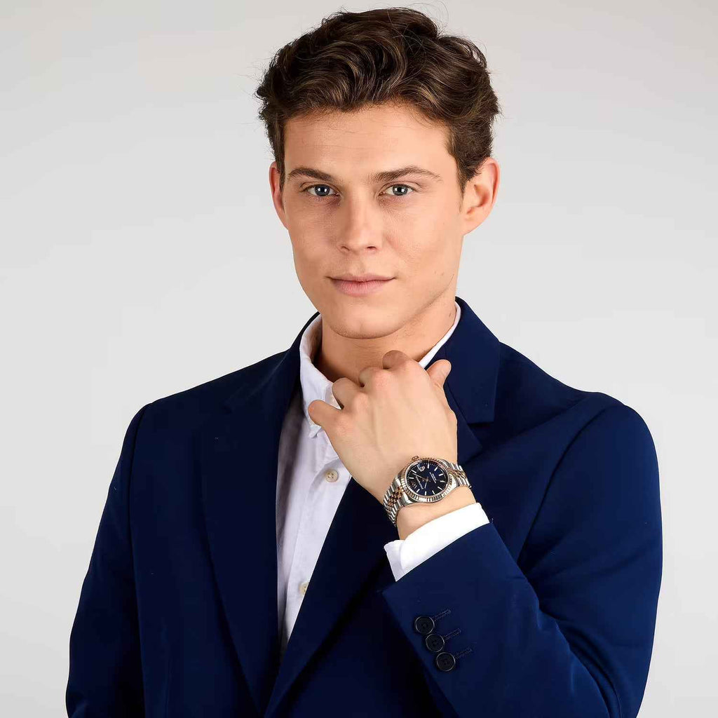 Orologio Philip Watch al polso, quadrante blu, cinturino bicolore acciaio e rosé