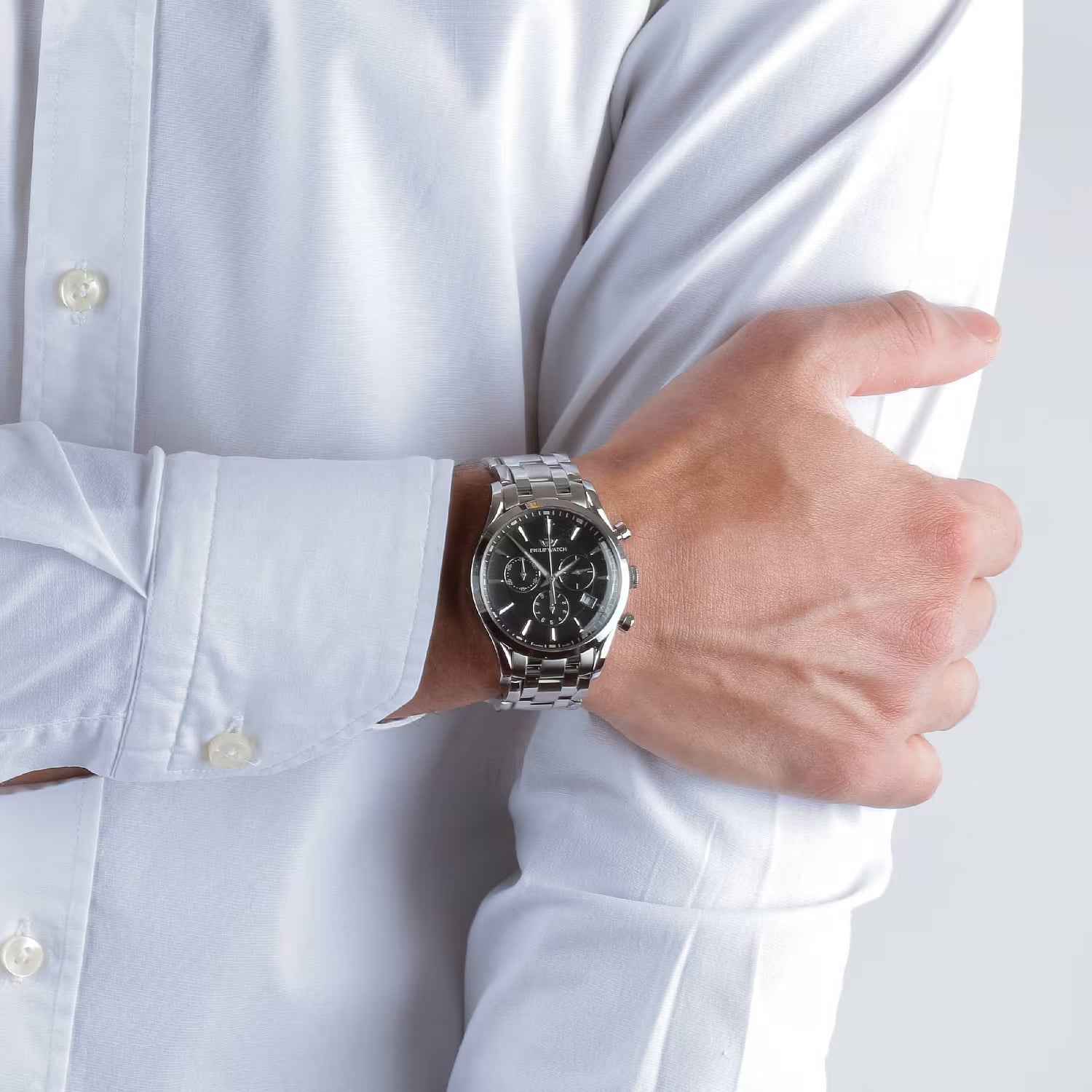 Orologio cronografo in acciaio al polso con quadrante nero e bracciale a maglie