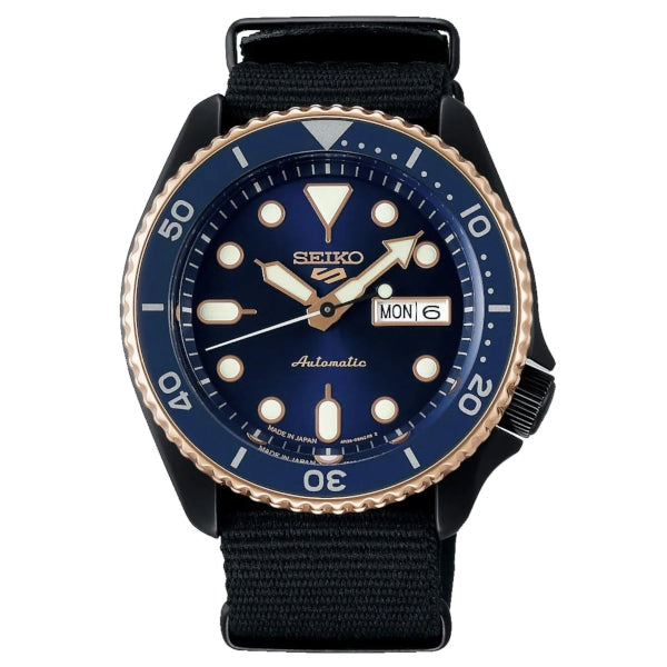 Seiko 5 Sports Automatico Uomo 42,5 mm Acciaio Nero Quadrante Blu Navy Dettagli Oro Rosa Lunetta Girevole Vetro Hardlex Day-Date Cinturino NATO Nero 100 m Made in Japan Ref. SBSA098