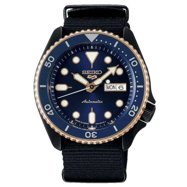 Seiko 5 Sports Automatico Uomo 42,5 mm Acciaio Nero Quadrante Blu Navy Dettagli Oro Rosa Lunetta Girevole Vetro Hardlex Day-Date Cinturino NATO Nero 100 m Made in Japan Ref. SBSA098