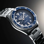 Orologio automatico Seiko vista laterale: lunetta blu, quadrante blu e bracciale in acciaio