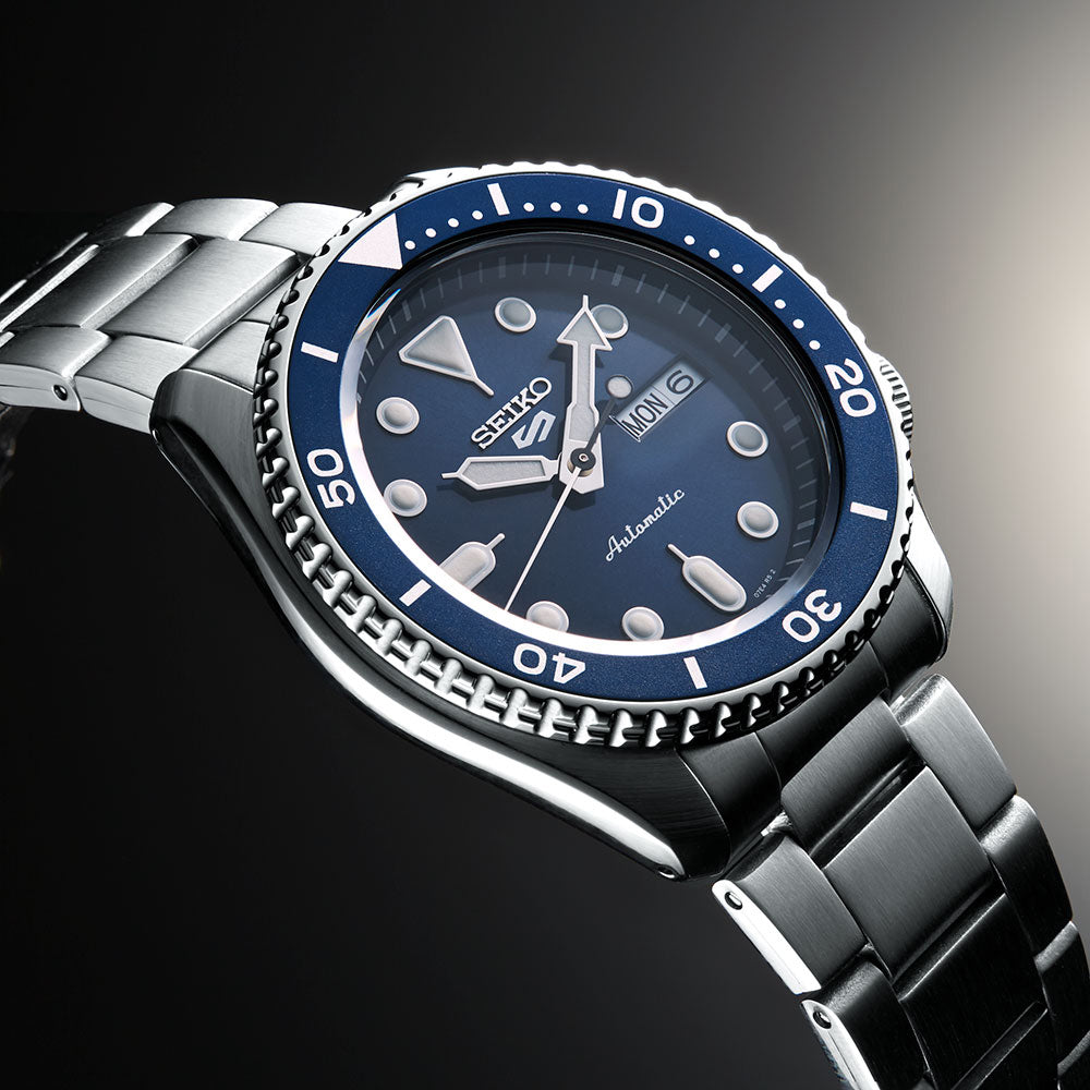 Seiko 5 Sports SKX Automatico Uomo 42,5 mm Acciaio Quadrante Blu Lunetta Girevole Unidirezionale Blu Vetro Hardlex Giorno e Data Bracciale Acciaio 100 m Ref. SRPD51K1