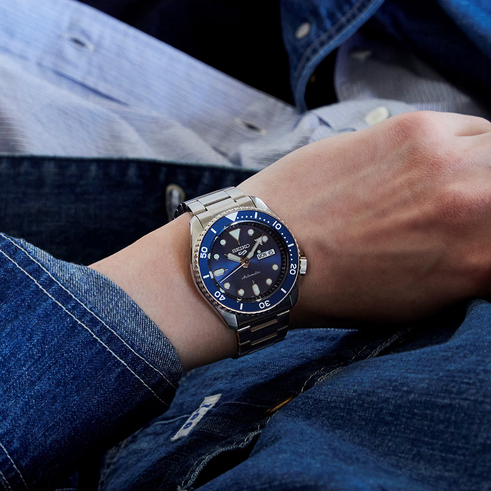 Seiko 5 Sports SKX Automatico Uomo 42,5 mm Acciaio Quadrante Blu Lunetta Girevole Unidirezionale Blu Vetro Hardlex Giorno e Data Bracciale Acciaio 100 m Ref. SRPD51K1 Oasi Watch