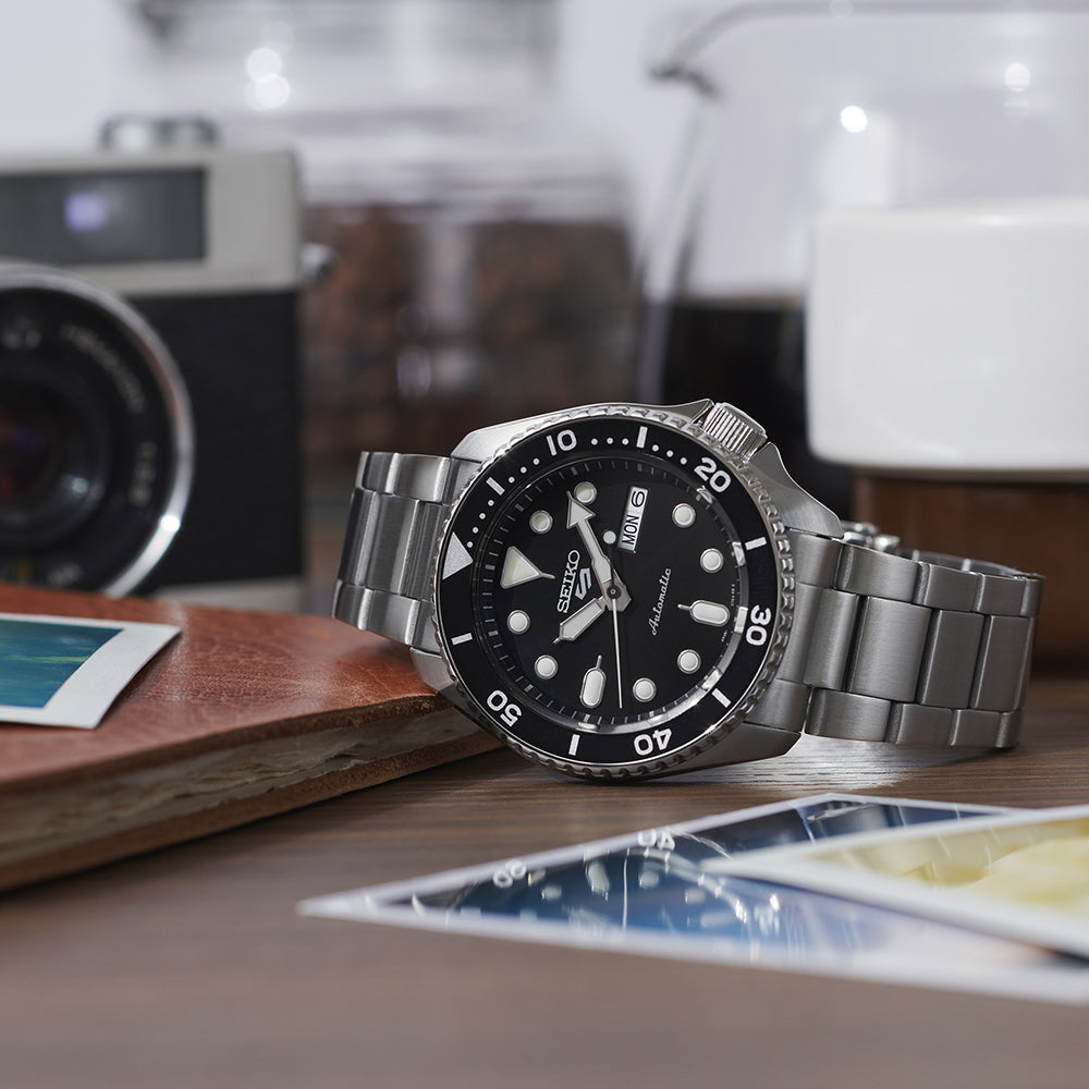 Seiko 5 Sports SKX Automatico Uomo 42,5 mm Acciaio Quadrante Nero Lunetta Girevole Unidirezionale Nera Vetro Hardlex Giorno e Data Bracciale Acciaio 100 m Ref. SRPD55K1 Oasi Watch