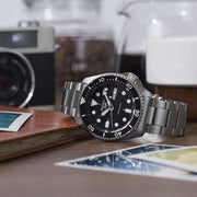 Orologio Seiko 5 Sports con cassa acciaio, lunetta nera girevole, giorno/data, bracciale