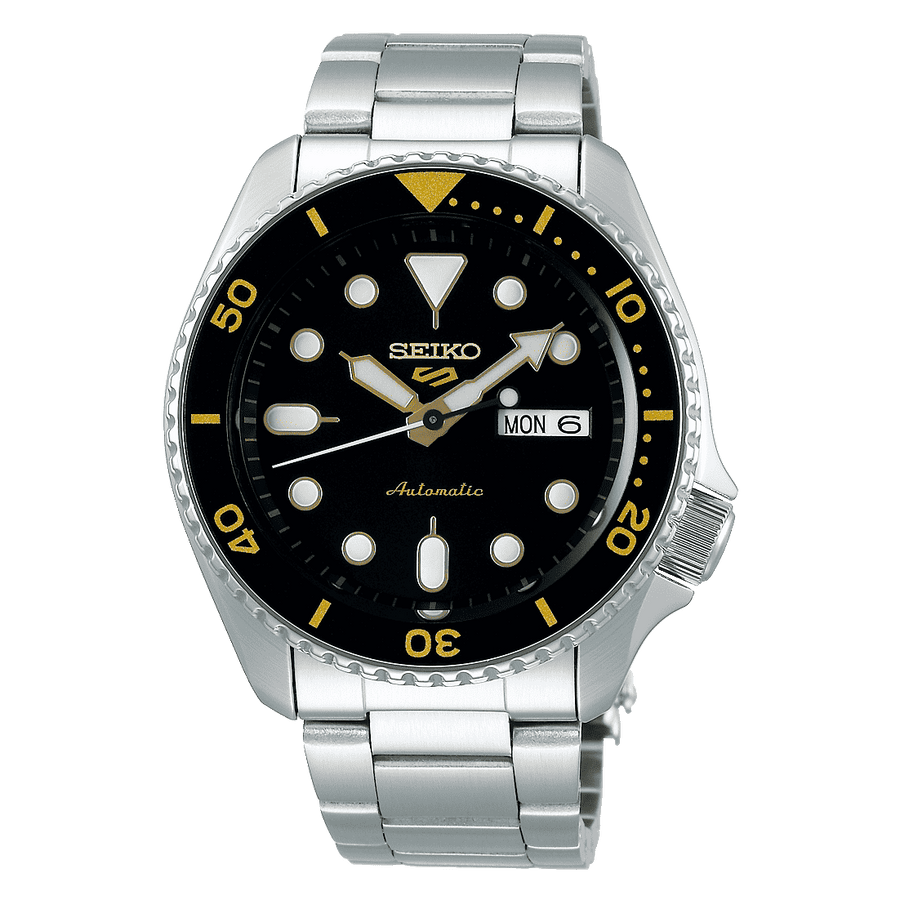 Seiko 5 Sports SKX Automatico Uomo 42,5 mm Acciaio Quadrante Nero Dettagli Dorati Lunetta Girevole Nera Vetro Hardlex Giorno e Data Bracciale Acciaio 100 m Ref. SRPD57K1