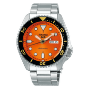 Orologio Seiko 5 Sports con quadrante arancione, lunetta nera e bracciale in acciaio.