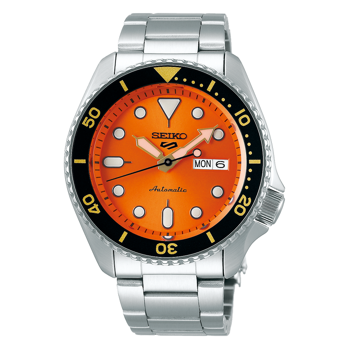 Seiko 5 Sports SKX Automatico Uomo 42,5 mm Acciaio Quadrante Arancione Soleil Lunetta Girevole Nera e Dorata Vetro Hardlex Giorno e Data Bracciale Acciaio 100 m Ref. SRPD59K1
