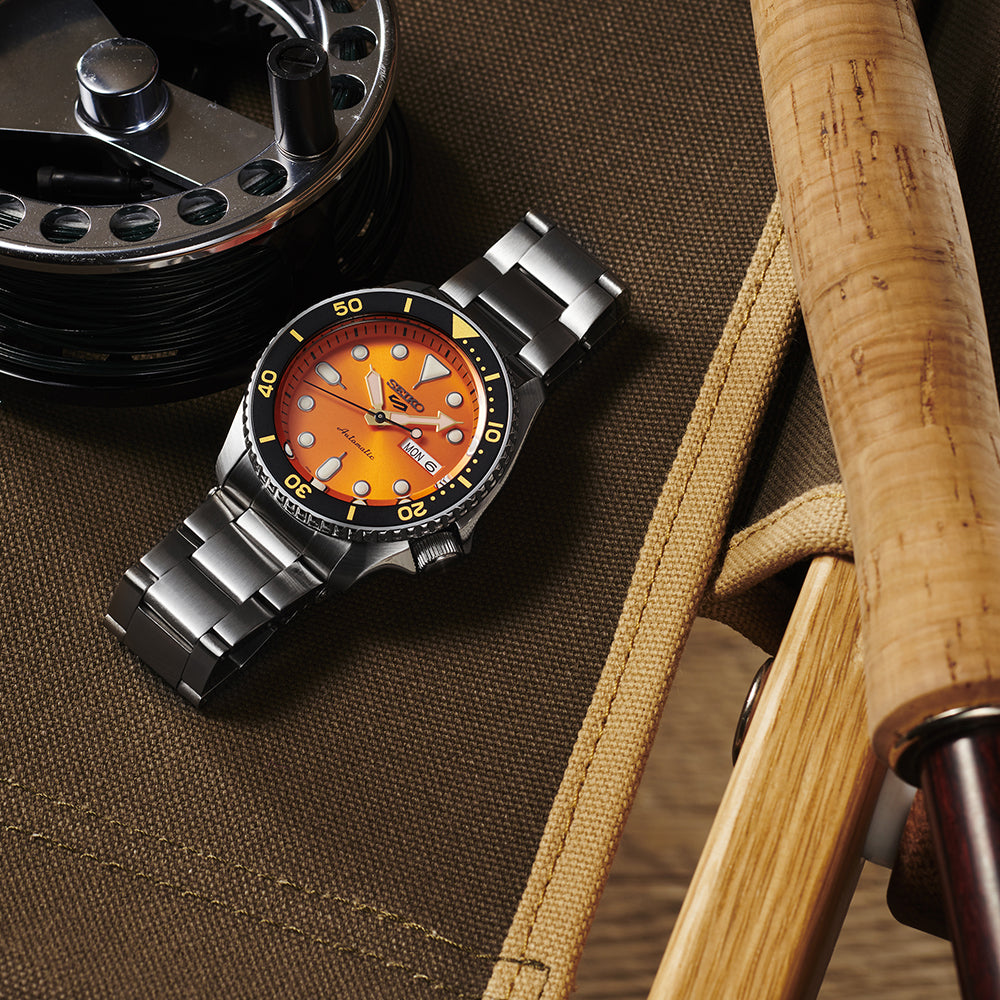 Seiko 5 Sports SKX Automatico Uomo 42,5 mm Acciaio Quadrante Arancione Soleil Lunetta Girevole Nera e Dorata Vetro Hardlex Giorno e Data Bracciale Acciaio 100 m Ref. SRPD59K1
