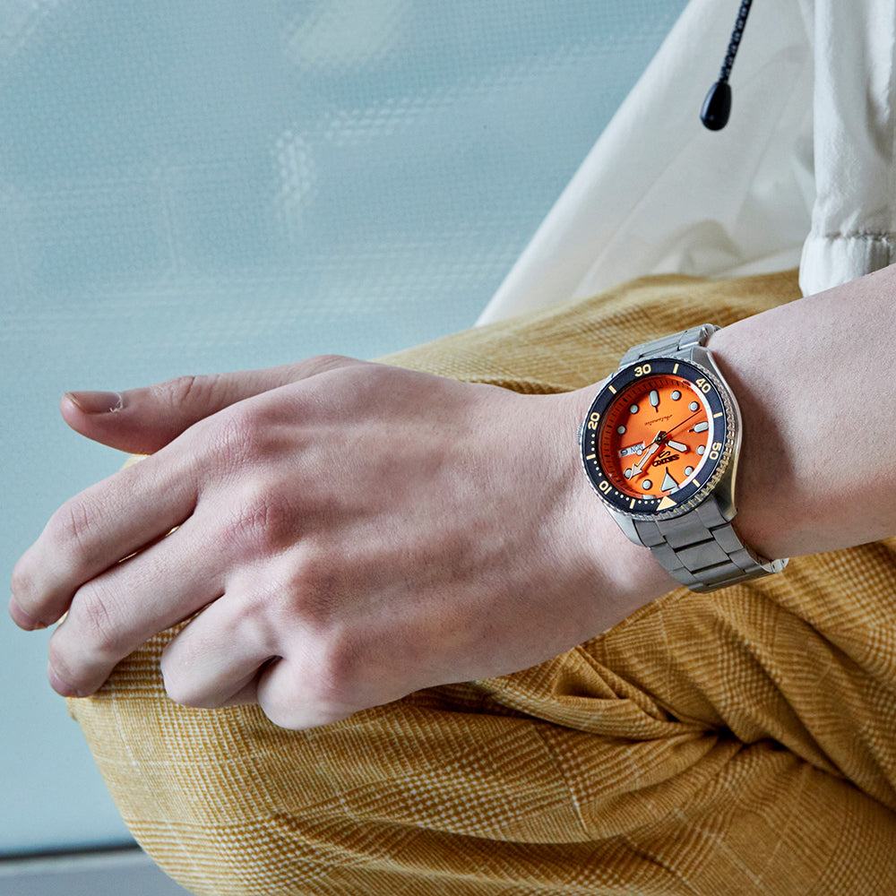 Seiko 5 Sports SKX Automatico Uomo 42,5 mm Acciaio Quadrante Arancione Soleil Lunetta Girevole Nera e Dorata Vetro Hardlex Giorno e Data Bracciale Acciaio 100 m Ref. SRPD59K1