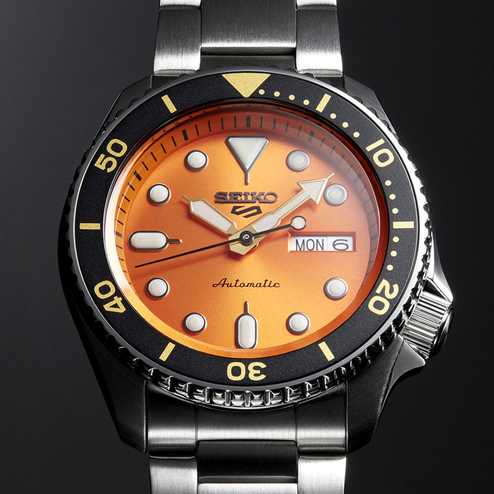 Seiko 5 Sports SKX Automatico Uomo 42,5 mm Acciaio Quadrante Arancione Soleil Lunetta Girevole Nera e Dorata Vetro Hardlex Giorno e Data Bracciale Acciaio 100 m Ref. SRPD59K1 Oasi Watch
