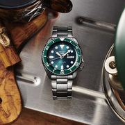 Orologio Seiko 5 Sports verde acqua con lunetta nera e bracciale acciaio
