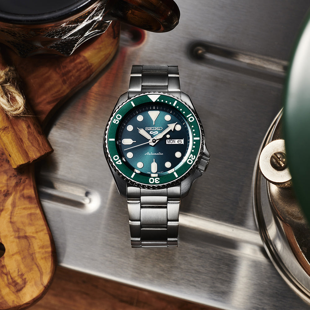 Seiko 5 Sports SKX Automatico Uomo 42,5 mm Acciaio Quadrante Verde Acqua Lunetta Girevole Unidirezionale Nera Vetro Hardlex Giorno e Data Bracciale Acciaio 100 m Ref. SRPD61K1
