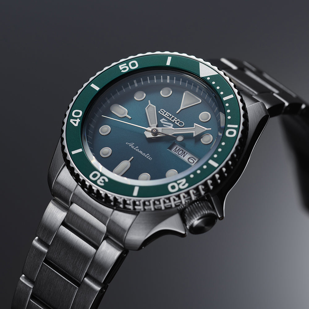 Seiko 5 Sports SKX Automatico Uomo 42,5 mm Acciaio Quadrante Verde Acqua Lunetta Girevole Unidirezionale Nera Vetro Hardlex Giorno e Data Bracciale Acciaio 100 m Ref. SRPD61K1