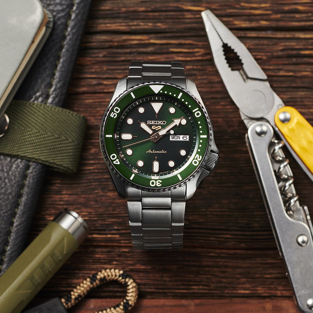 Seiko 5 Sports SKX Automatico Uomo 42,5 mm Acciaio Quadrante Verde Lunetta Girevole Unidirezionale Verde Vetro Hardlex Giorno e Data Bracciale Acciaio 100 m Ref. SRPD63K1
