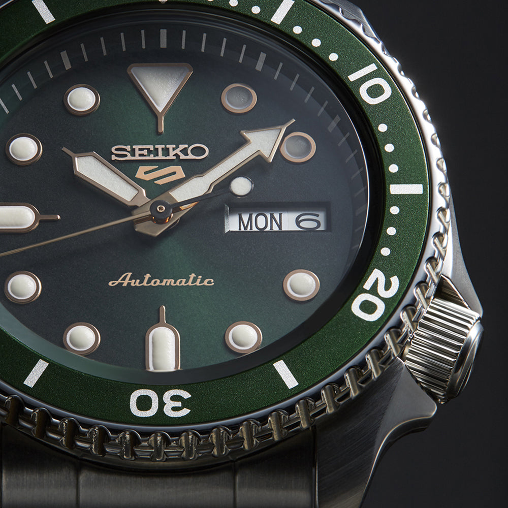 Seiko 5 Sports SKX Automatico Uomo 42,5 mm Acciaio Quadrante Verde Lunetta Girevole Unidirezionale Verde Vetro Hardlex Giorno e Data Bracciale Acciaio 100 m Ref. SRPD63K1