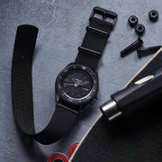 Orologio con quadrante nero, lunetta girevole e fibbia del cinturino NATO nero