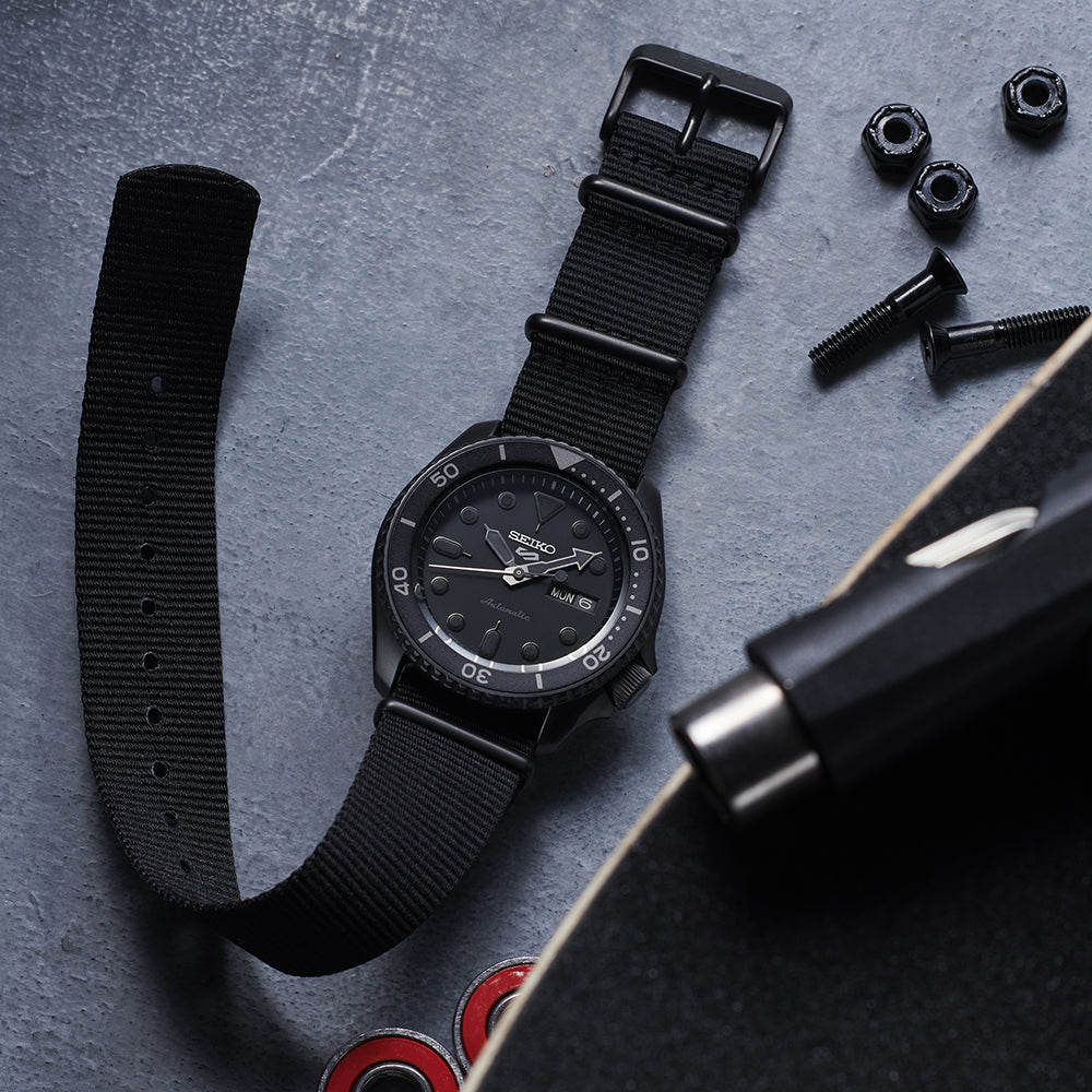 Seiko 5 Sports SKX Automatico Uomo 42,5 mm Acciaio Nero Quadrante Nero Lunetta Girevole Unidirezionale Nera Vetro Hardlex Day-Date Cinturino NATO Nylon Nero 100 m Ref. SRPD79K1