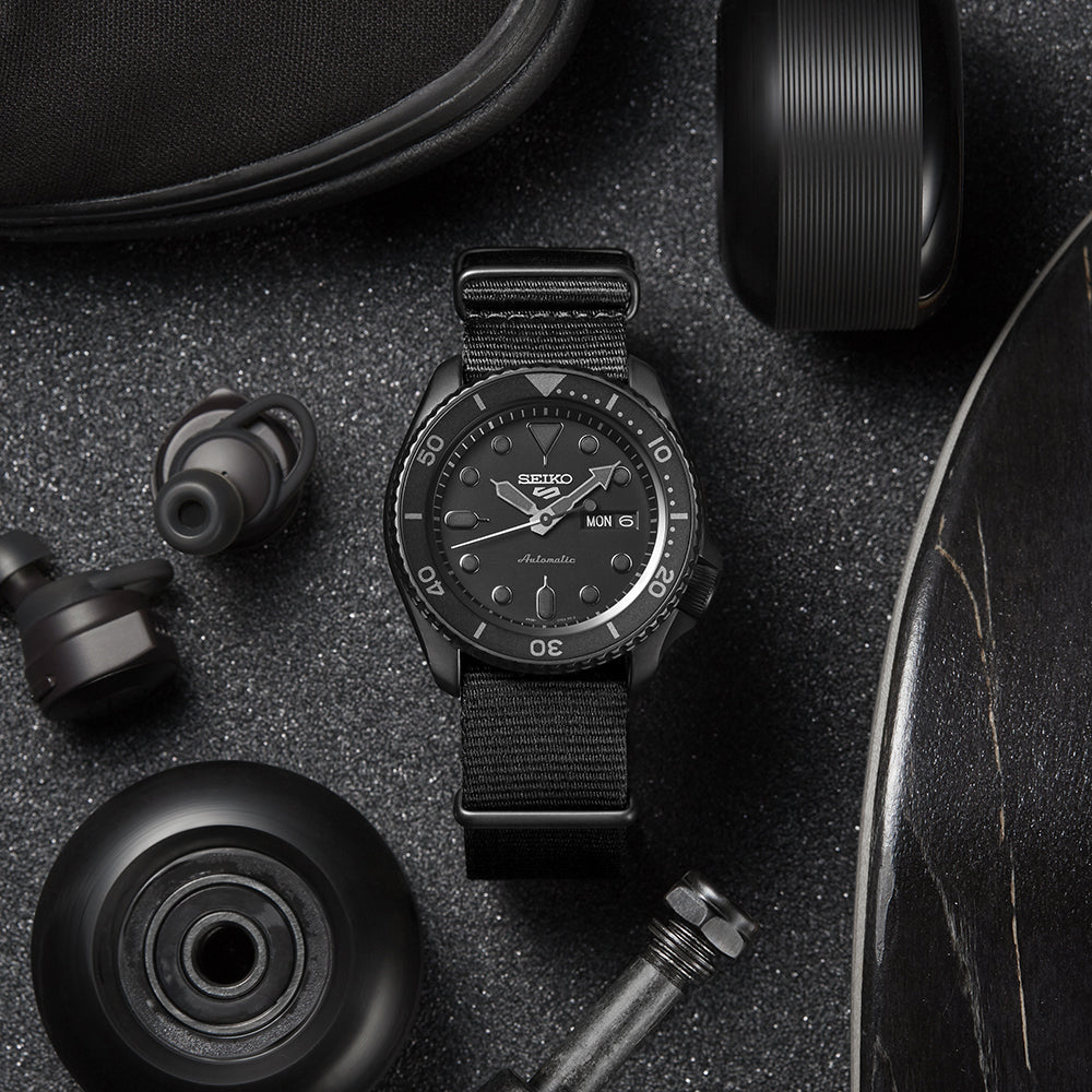 Seiko 5 Sports SKX Automatico Uomo 42,5 mm Acciaio Nero Quadrante Nero Lunetta Girevole Unidirezionale Nera Vetro Hardlex Day-Date Cinturino NATO Nylon Nero 100 m Ref. SRPD79K1 Oasi Watch