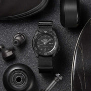 Orologio con quadrante nero, ghiera girevole e cinturino NATO nero