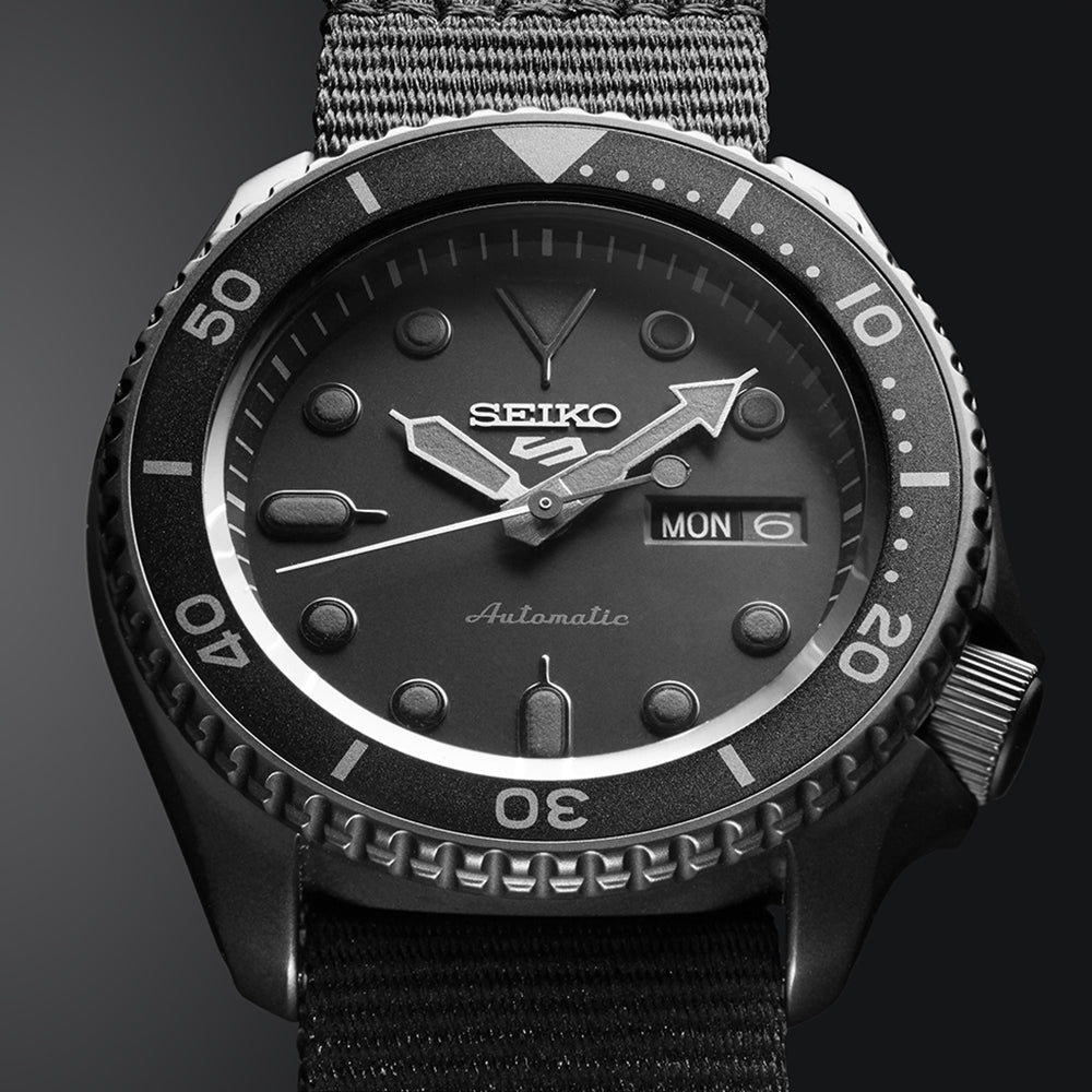 Seiko 5 Sports SKX Automatico Uomo 42,5 mm Acciaio Nero Quadrante Nero Lunetta Girevole Unidirezionale Nera Vetro Hardlex Day-Date Cinturino NATO Nylon Nero 100 m Ref. SRPD79K1 Oasi Watch