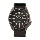 Seiko 5 Sports Street Style Automatico Uomo 42,5 mm Acciaio Rivestimento Nero Quadrante Marrone Lunetta Girevole Marrone Vetro Hardlex Giorno e Data Cinturino Nylon Marrone 100 m Ref. SRPD85K1