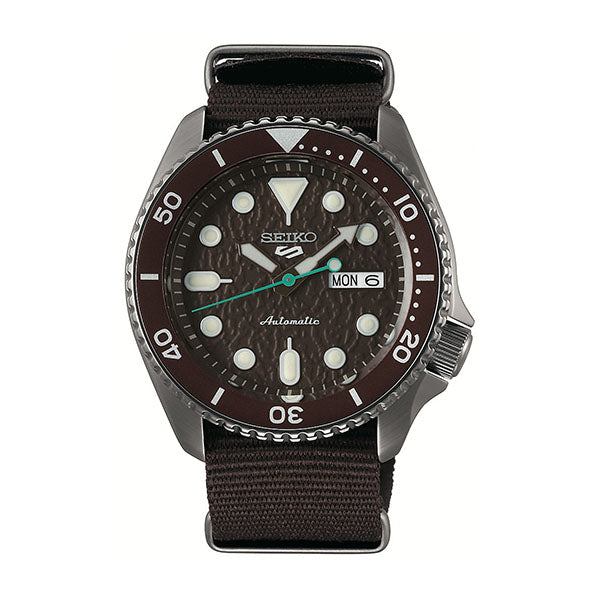 Seiko 5 Sports Street Style Automatico Uomo 42,5 mm Acciaio Rivestimento Nero Quadrante Marrone Lunetta Girevole Marrone Vetro Hardlex Giorno e Data Cinturino Nylon Marrone 100 m Ref. SRPD85K1 Oasi Watch
